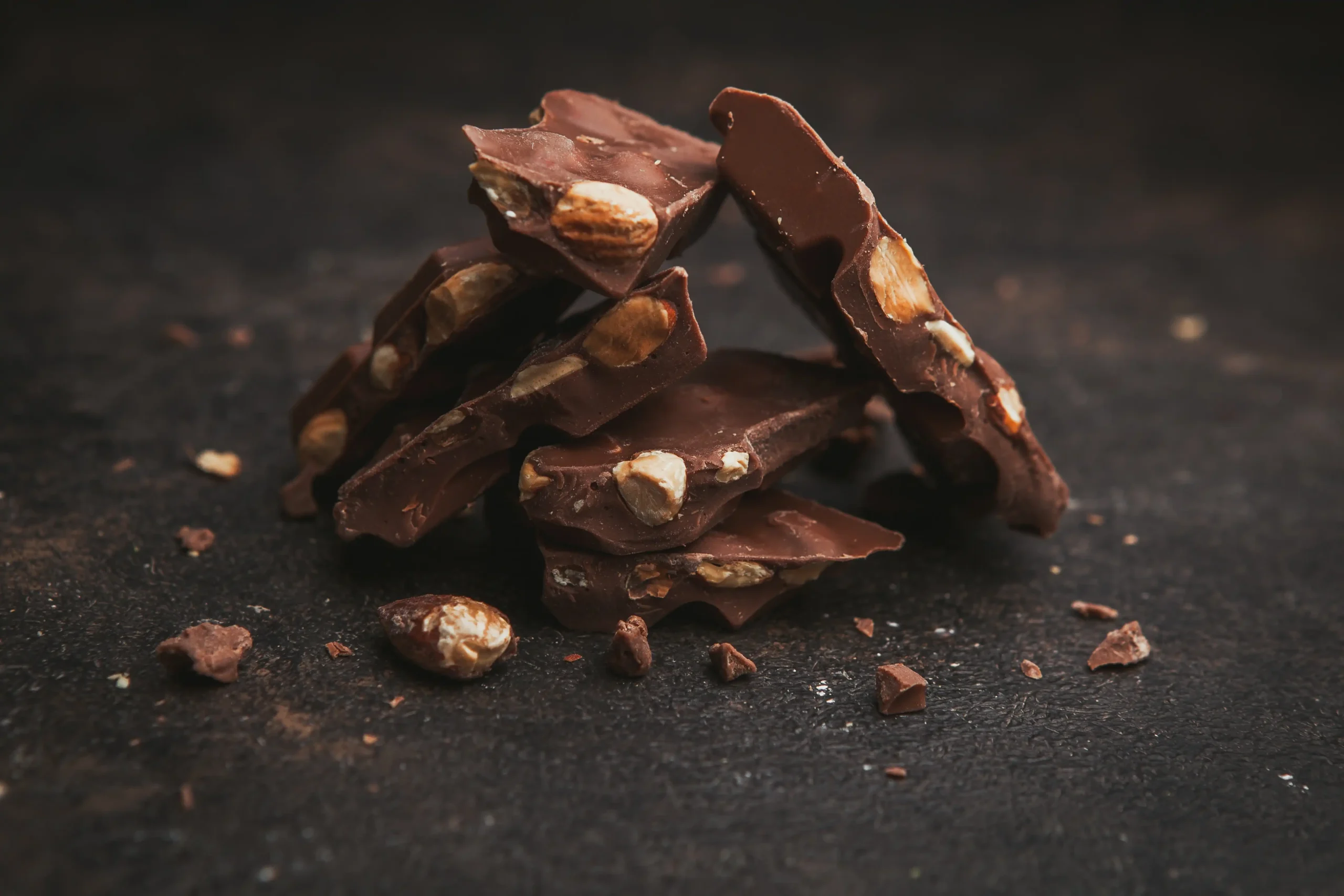 لوز شيكولاتة غامقة